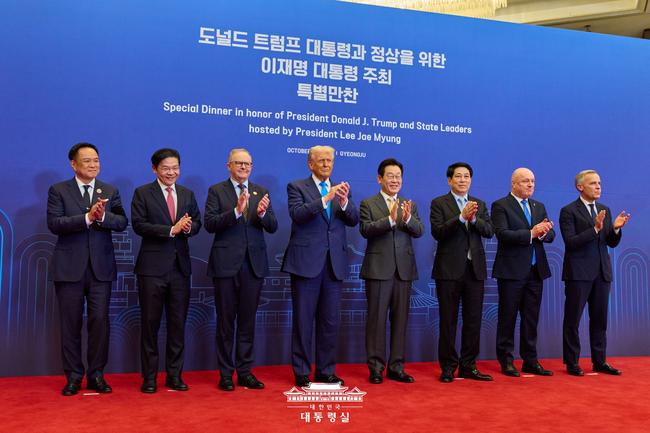 이재명 대통령이 29일 경북 경주 힐튼호텔 그랜드볼룸에서 이 대통령 주최 정상 특별만찬에 참석한 정상들과 기념촬영을 하고 있다. 왼쪽부터 아누틴 찬위라꾼 태국 총리, 로런스 웡 싱가포르 총리, 앤서니 앨버니지 호주 총리, 도널드 트럼프 미국 대통령, 이 대통령, 르엉 끄엉 베트남 국가주석, 크리스토퍼 럭슨 뉴질랜드 총리, 마크 카니 캐나다 총리.