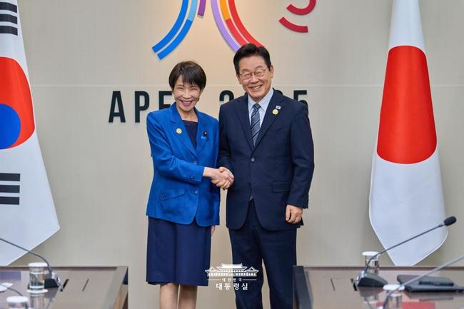 이재명 대통령과 다카이치 사나에 일본 총리가 30일 경북 경주 APEC 정상회의장에서 정상회담에 앞서 악수하고 있다.