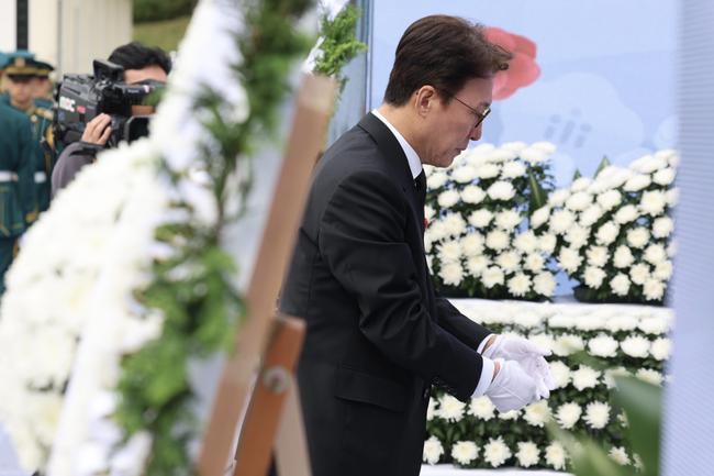 김민석 국무총리가 지난 19일 전남 구례군 지리산역사문화관에서 열린 여수 · 순천 10 · 19사건 제77주기 합동 추념식에 참석, 추념사를 하고 있다.