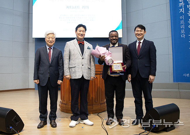 제14회 세계를 빛낸 천사상 수여식/ 왼쪽부터 문민용 목사, 한광일 총재, 게트레트 레마 회장