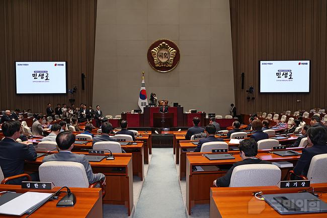 26일 오후 서울 국회의사당 예결위회의장에서 송언석 원내대표 주재로 의원총회가 열리고 있다.