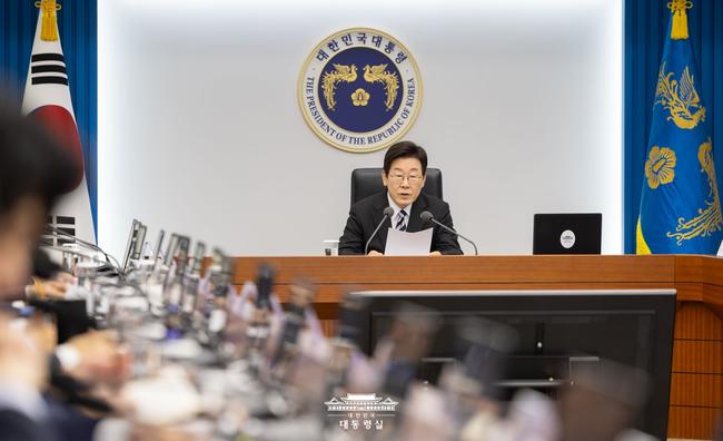 이재명 대통령이 23일 서울 용산 대통령실 청사에서 수석보좌관 회의를 주재하고 있다.
