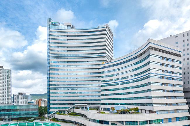 경기도가 15일 `어린이 · 청소년 교통비 지원사업 대상자`가 교통비 사용 후 환급받는 연 최대 24만 원의 지역화폐를 일반 교통카드에 충전할 수 있는 `교통비 쿠폰` 서비스를 시작했다.