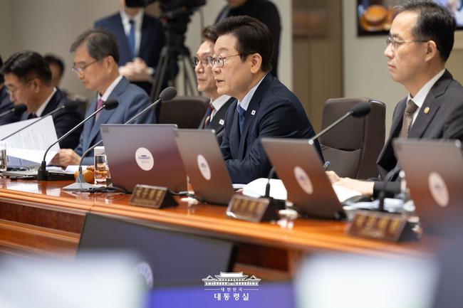 이재명 대통령이 21일 용산 대통령실에서 열린 국무회의에서 발언하고 있다.