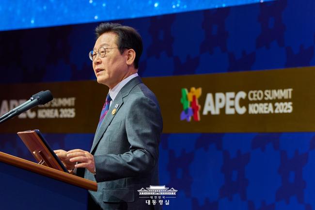 이재명 대통령이 29일 경북 경주예술의전당에서 열린 `APEC CEO(최고경영자) 서밋` 개회식에서 특별연설을 하고 있다.