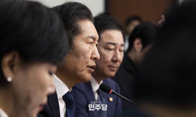 정청래 당대표가 2025.10.24.(금) 국회 본청 당대표회의실에서 열린 최고위원회의를 주재하고 있다.