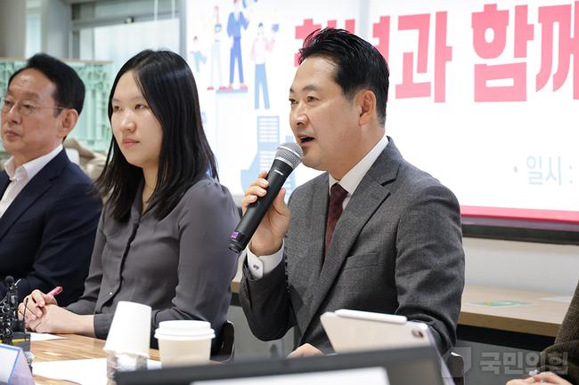 국민의힘 장동혁 대표가 28일 서울 마포구 서울청년센터에서 열린 청년과 함께하는 부동산 정책 간담회에서 인사말을 하고 있다.