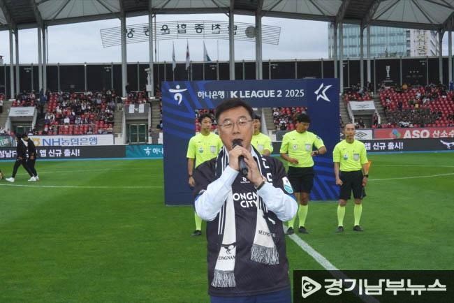 신상진 성남시장이 12일 탄천종합운동장에서 열린 K리그2 제34라운드 성남FC 홈경기에서 인사말을 하고 있다.