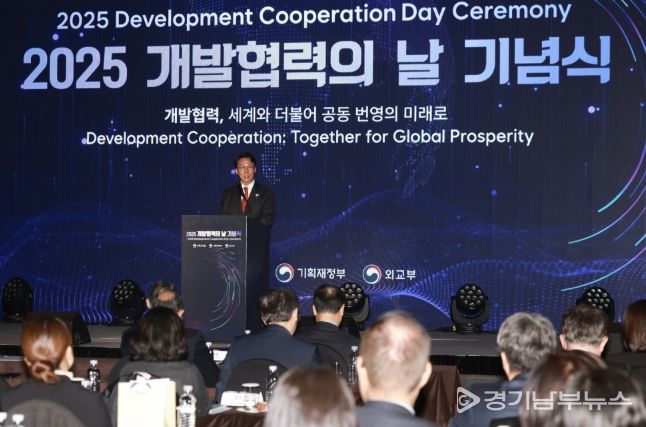 김민석 국무총리가 25일 중구 플라자호텔에서 열린 개발협력의 날 기념식에 참석, 기념사를 하고 있다.