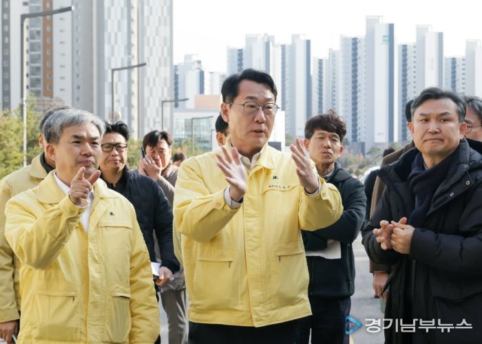 정명근 화성특례시장이 현장에서 정구언 제1부시장에게 동탄숲 생태터널 안전 확보 관련 지시사항을 하달하고 있다