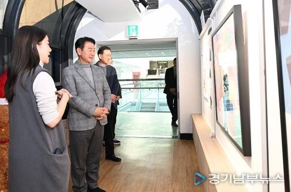 김동근 시장이 12월 4일 본관‧제1별관 연결통로에 마련된 ‘시민갤러리’ 전시 현장을 둘러보고 있다.
