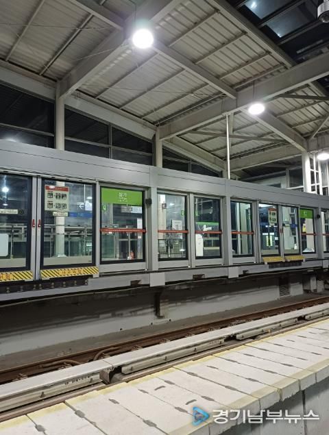 용인특례시는 용인경전철 이용객의 안전을 위해 승강장 안전문 가동문 이탈방지 가이드 슈 보강공사를 마쳤다.