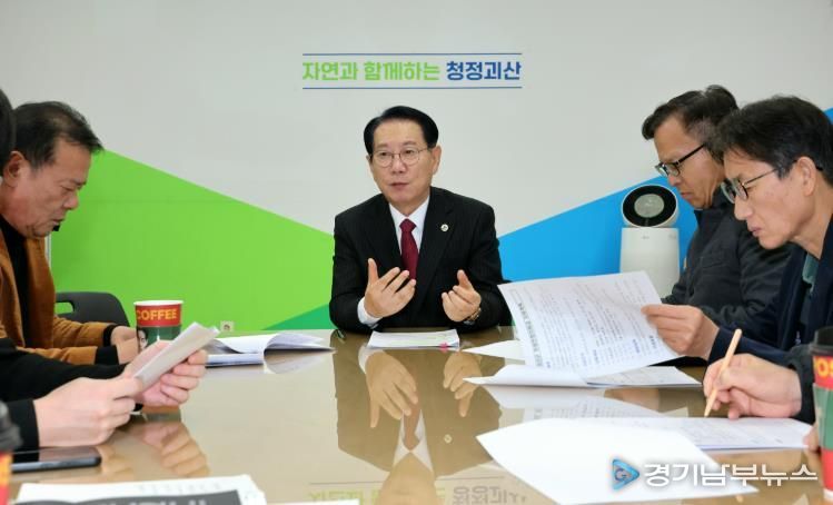 8일 괴산군청 브리핑룸에서 송인헌 군수가 민생안전지원금 지급 계획을 발표하고 있다