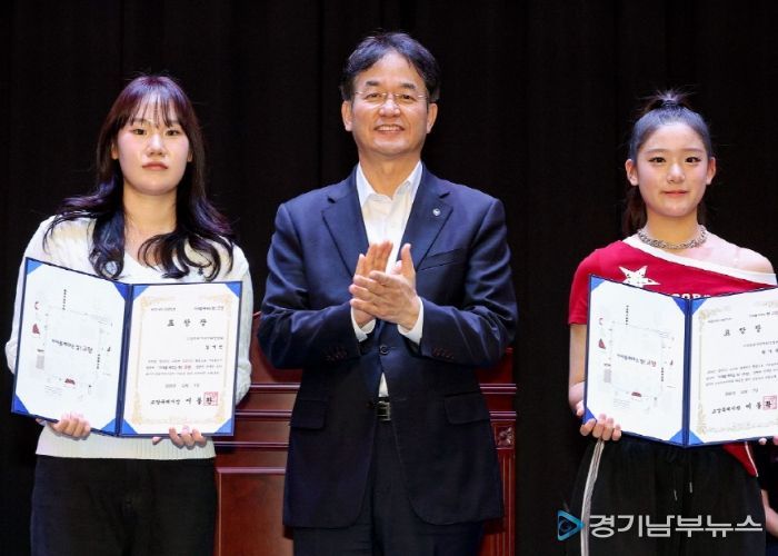 이동환 고양시장과 모범 청소년 치어리더 표창장 수상 기념촬영