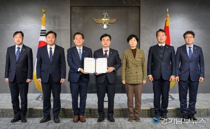 이재준 수원시장(왼쪽 세 번째)과 수원 지역 국회의원 5명이 안규백 국방부장관(왼쪽 4번째)에게 ‘수원 군 공항 이전의 국가전략 사업화를 위한 공동 건의문’을 전달한 후 함께하고 있다. 왼쪽부터 김준혁 의원, 김영진 의원, 이재준 시장, 안규백 장관, 백혜련 의원, 김승원 의원, 염태영 의원. 국방부 제공.