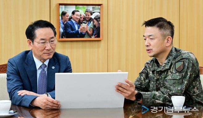 유정복 인천광역시장이 10일 시청 접견실에서 이광섭 육군 제17보병사단장과 인천 안보태세를 점검하고 있다.