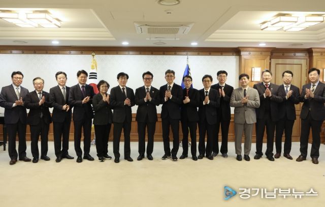 김민석 국무총리가 11일 세종대로 정부서울청사에서 의료혁신위원회 민간위원에게 위촉장을 수여하고 있다.