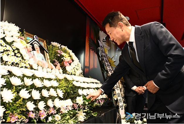 오세훈 서울시장이 11일(목) 오후 중구 충무로 서울영화센터에 마련된 원로배우 고(故) 김지미 추모 공간을 찾아 조문하고 있다.