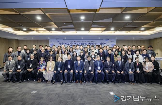 지난 1월 열린 ‘수원시 국제자매도시 시민교류위원회 신년회·신규 위촉식’에서 이재준 수원시장(앞줄 왼쪽 8번째)과 위원들이 함께하고 있다.