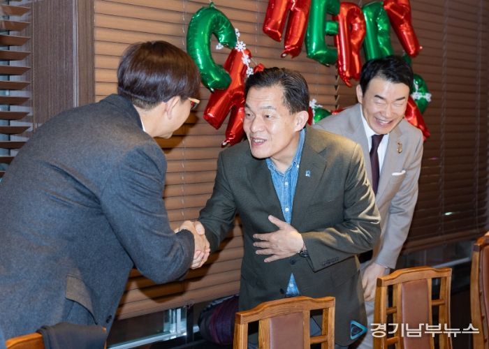 이재준 수원시장이 새빛! 보건의료발전 간담회 참석자들과 인사하고 있다.