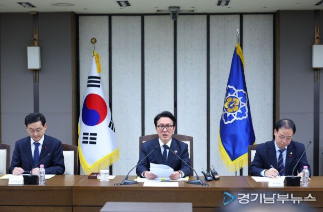 김민석 국무총리가 24일 세종 다솜로 정부세종청사에서 자살 예방 관계 장관회의를 주재하고 있다.(국무조정실)