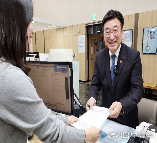 윤호중 행정안전부 장관이 24일 오후 정부서울청사 농협지점에서 고향사랑 기부금 기탁서 서류를 제출하고 있다.