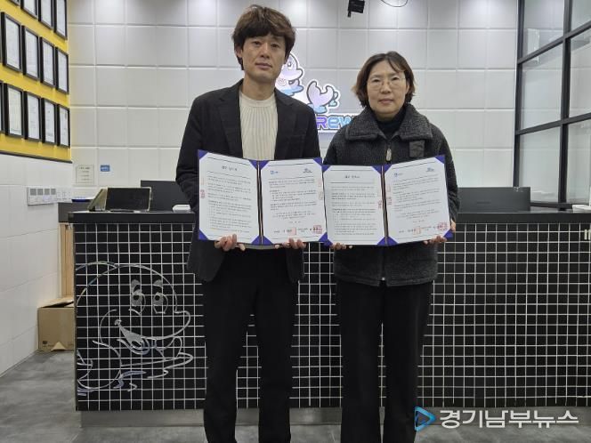 수원시‧마린크루 수원센터 관계자가 협약식 후 기념촬영을 하고 있다.