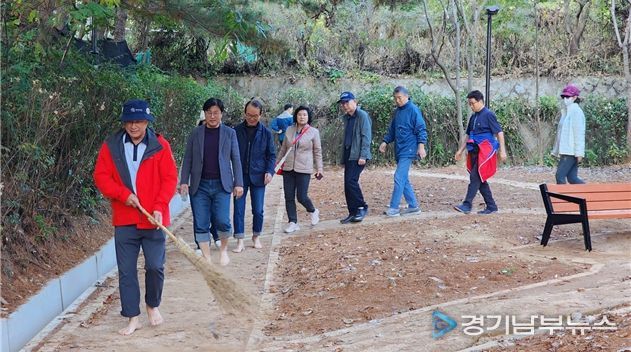 안곡습지공원 황톳길 쓸기 운동