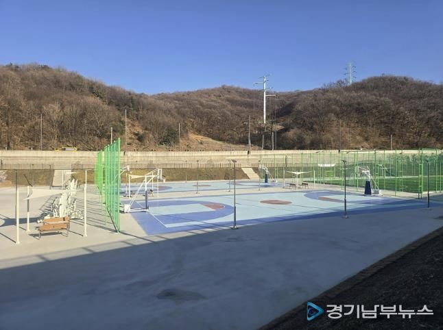 성남시 판교 대장저류지에 조성한 농구장