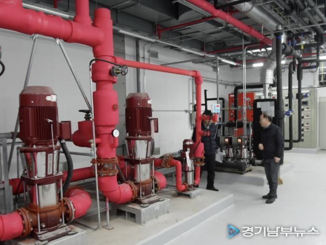 안전관리자문단 전문가와 시설물 관리부서 관계자들이 합동 점검을 하는 모습.