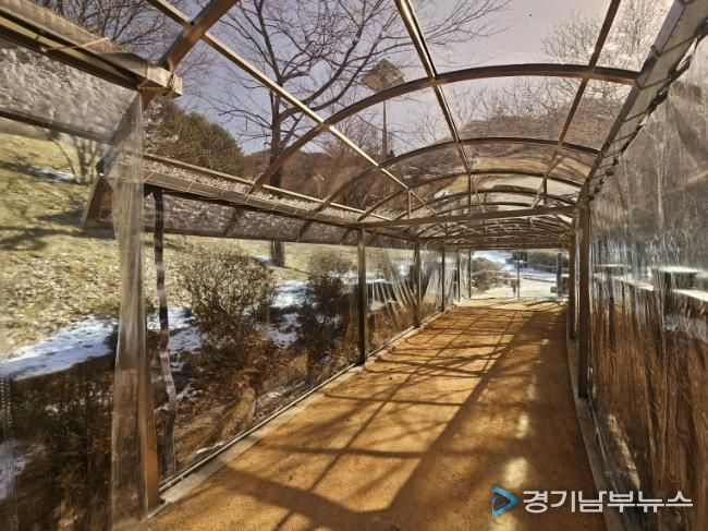 병목안시민공원 맨발산책길에 설치한 지붕 캐노피와 방한 비닐막 사진
