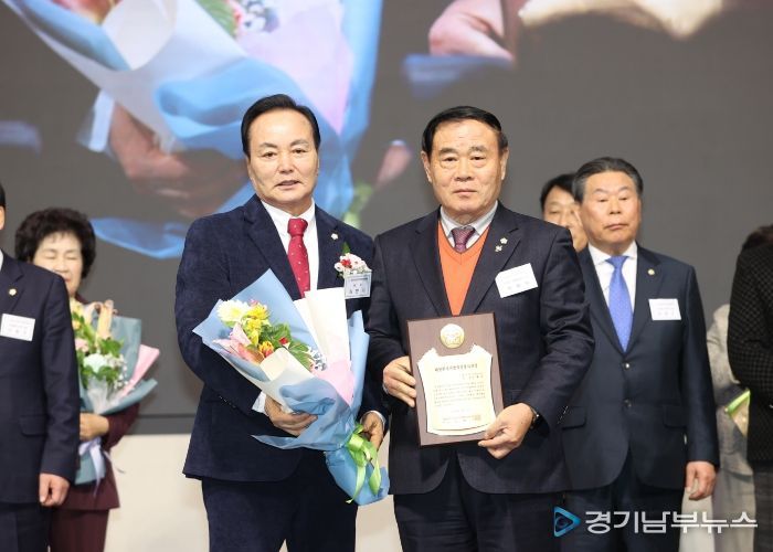 이재식 수원특례시의회 의장, 대한민국시군자치구의회의장협의회 정기총회 수상