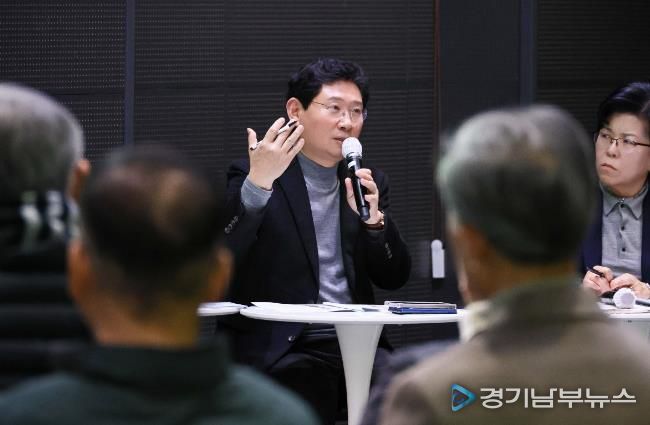 이상일 용인특례시장이 29일 용인미디어센터에서 기흥구 상하동과 구갈동 주민소통간담회를 열고 용인의 반도체 클러스터의 미래에 대한 의견을 제시했다.