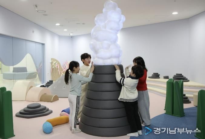 화성시어린이문화센터를 방문한 어린이들이 신규 상설전시 '바다체험'을 관람하고 있다