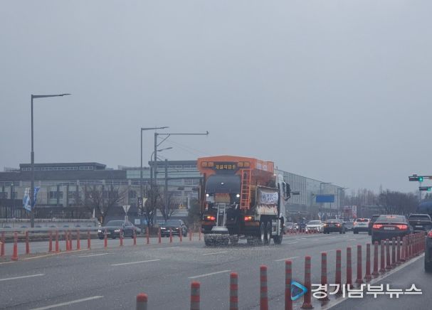 지난 1월 11일 제설차량으로 도로에 제설제를 살포하는 모습.