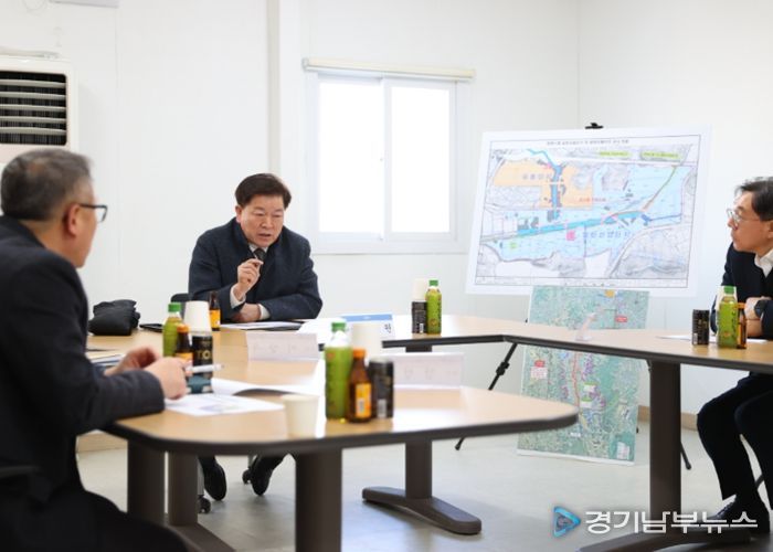 박승원 광명시장이 2일 오후 광명시흥 테크노밸리 공사 현장을 방문해 한국토지주택공사, 경기주택도시공사 등 관계자들에게 신속하고 차질 없이 공사를 추진해 달라고 요청하고 있다.