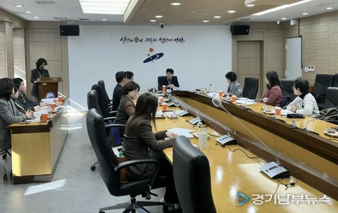 허남석 안산시 부시장이 3일 시청 상황실에서 '2026년 제1회 안산시교육발전위원회'를 진행하고 있다.