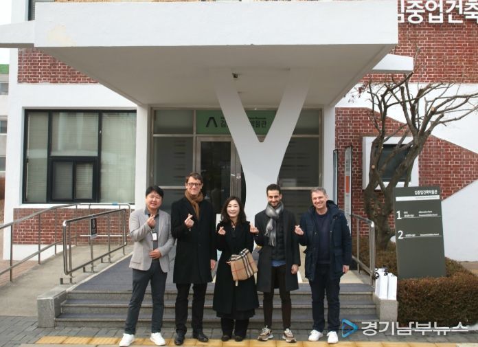 이석춘 박물관 운영부장(왼쪽 첫번째)과 필립 베르투 주한프랑스대사(왼쪽 두번째)가 김중업건축박물관 앞에서 관계자들과 기념 사진을 찍고 있다