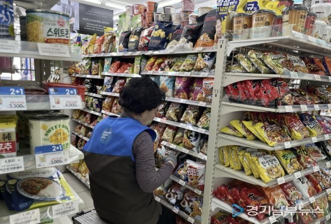 GS25 시니어 동행편의점에서 근무 중인 점원