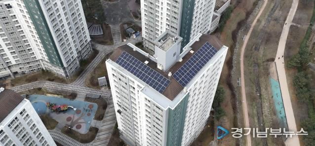 수원시 최초로 ‘아파트 알이(RE)100 옥상형 태양광 시범사업’을 추진된 와이시티아파트 전경.