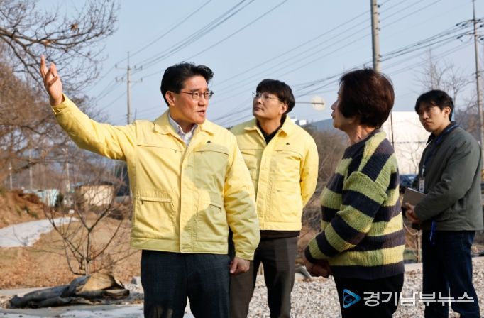 윤성진 제1부시장이 주민 의견을 청취하며 재난 취약요인을 점검하고 있다