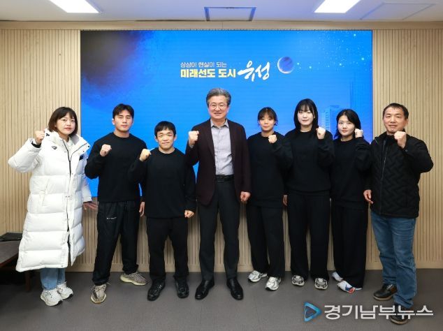 24일 유성구청 레슬링팀 선수단이 기념촬영을 하고 있다. / 왼쪽부터 홍향래 코치, 유선호 선수, 김성권 선수, 정용래 유성구청장, 조수빈 선수, 오채은 선수, 이나현 선수, 유배희 감독