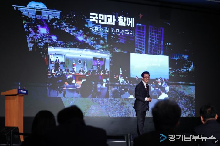 김민석 국무총리가 24일 충북 청주 엔포드호텔에서 열린 K-국정설명회에서 더불어민주당 국회의원, 광역·기초 의원, 당원들을 대상으로 특별강연을 하고 있다.