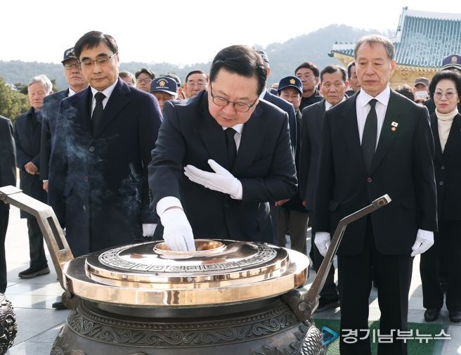 이장우 시장, 제107주년 3‧1절 국립대전현충원 참배