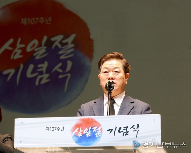 박승원 광명시장이 1일 오전 광명시민회관 대공연장에서 열린 ‘제107주년 3.1절 기념행사’에서 기념사를 하고 있다.