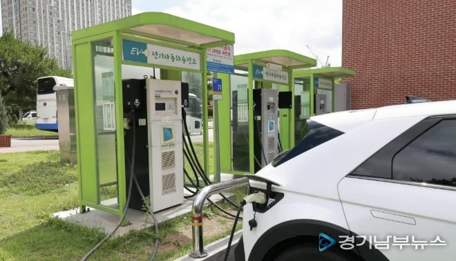 과천시청 전기차 충전구역에서 충전중인 차량 모습
