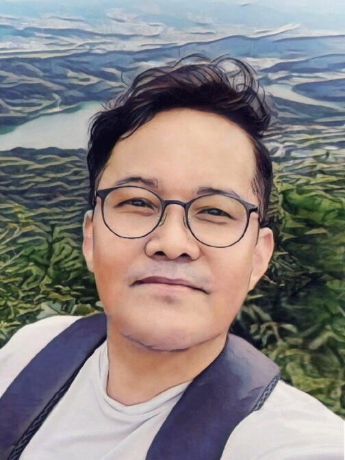 ▲ 김영일 이슈툰 시사패러디 작가 (현. 디자人바다 그래픽디자이너이며 (사)자치분권포럼화성 홍보실장)