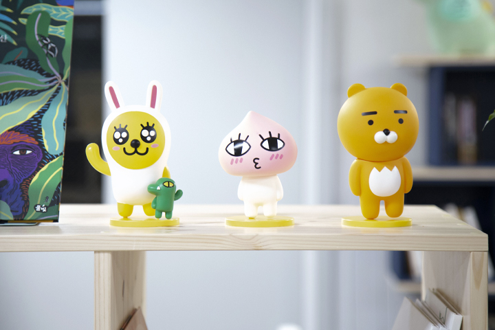 한화건설과 카카오의 협력으로 최근 개관한 안산평화의집 작은도서관, 친근한 캐릭터들이 도서관을 찿는 시민을 반기고 있다.