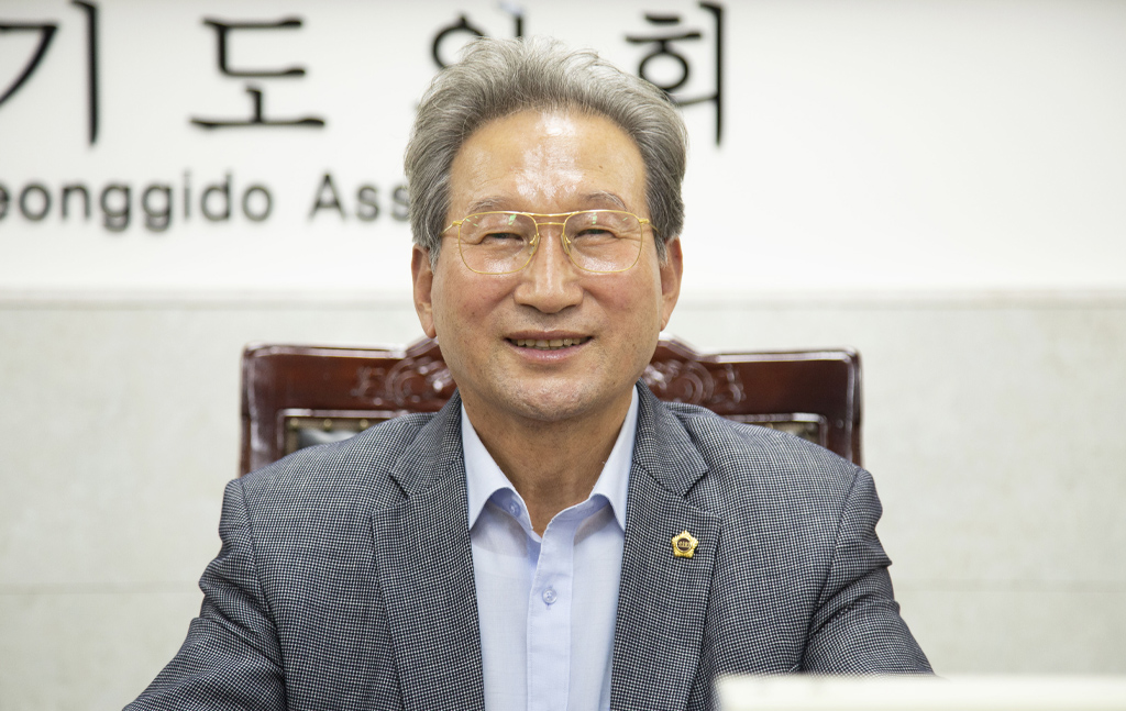 도민과 함께 경기도의 변화를 공유하기 위해 2일 본회의와 상임위로 분주한 도의회를 찾았다. 청소년 인성과 실버 복지에도 관심이 많은 건설교통위원회 오명근 의원을 만나 다양한 이야기를 나누었다.