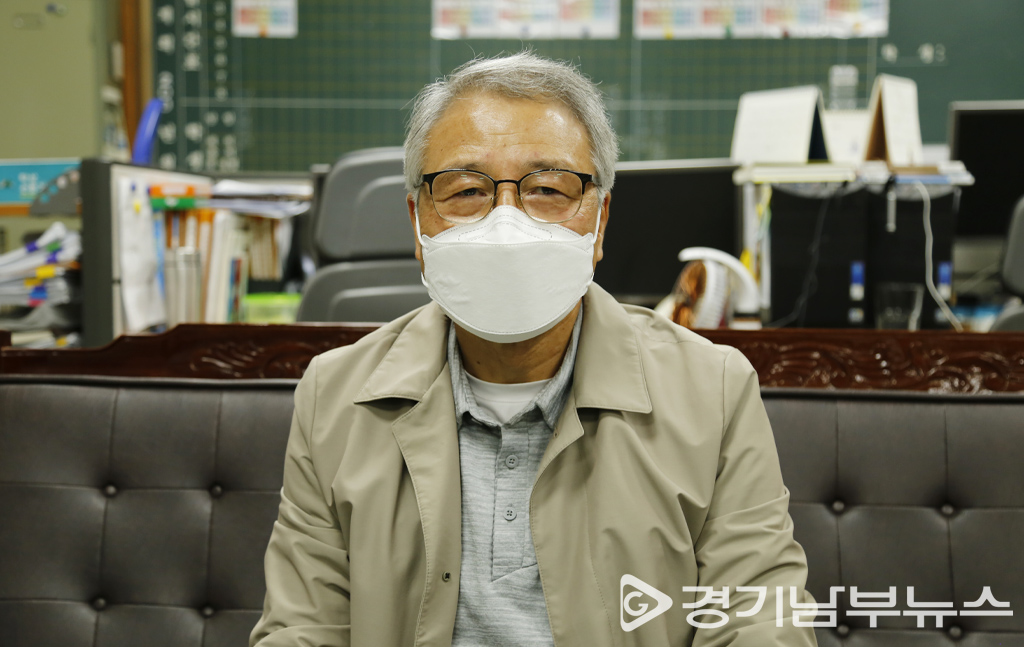 내년이면 정년을 맞이하는 정회상 교감, 학업을 포기하지 않도록 학교가 이끌겠다고 말했다.